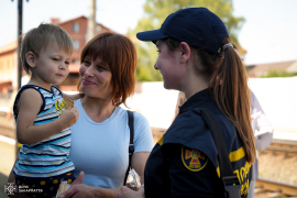 Рятувальники, волонтери та працівники соцзахисту зустріли на Закарпатті родини з Донеччини