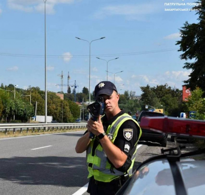 Впродовж тижня закарпатські патрульні притягнули до відповідальності за перевищення швидкості 600 водіїв