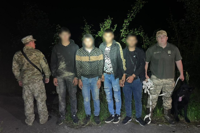 Поблизу кордону зі Словаччиною зупинили четвірку порушників