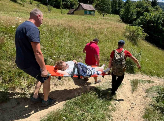 На Рахівщині жінка зламала ногу в урочищі: допомогу надали добровольці та рятувальники