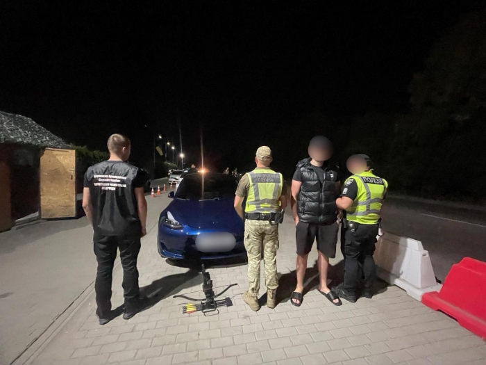 На Закарпатті в електромобілі виявили холодну зброю

