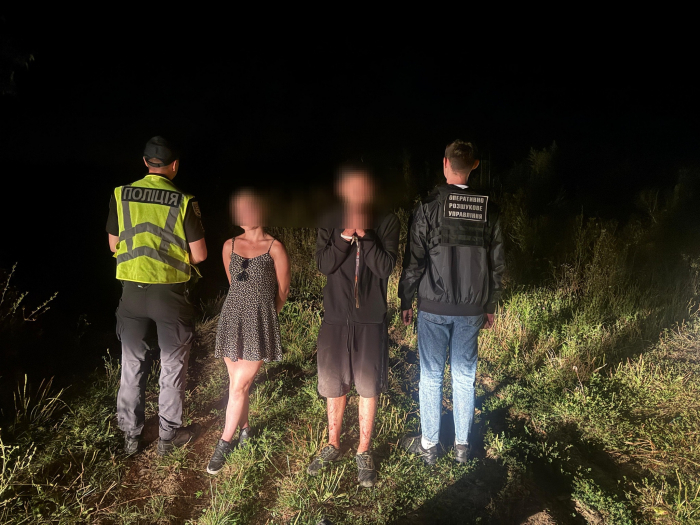 Поблизу держрубежу затримали правопорушника та переправницю, яка вела його у Словаччину