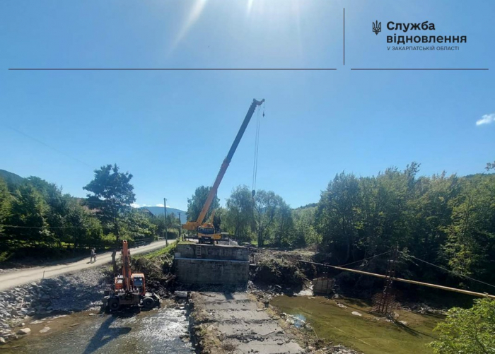 На місці зруйнованого мосту у Закарпатській області у рамках благодійної програми зводять новий