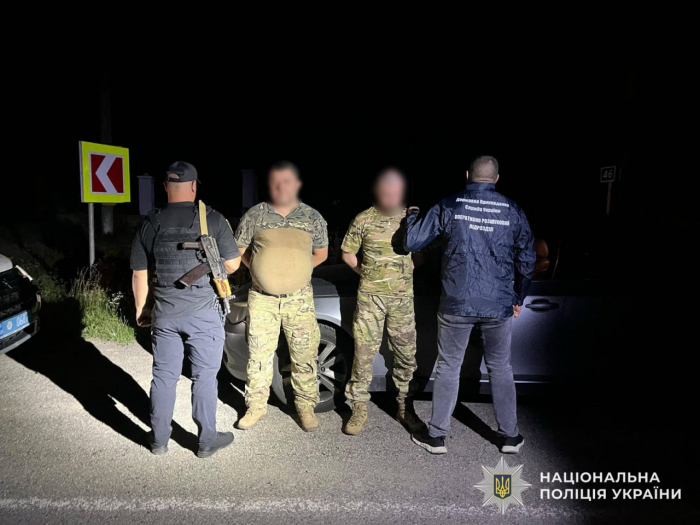 Псевдоволонтери у військовій формі: на Закарпатті поліцейські викрили чергову схему переправлення військовозобов’язаних через кордон


