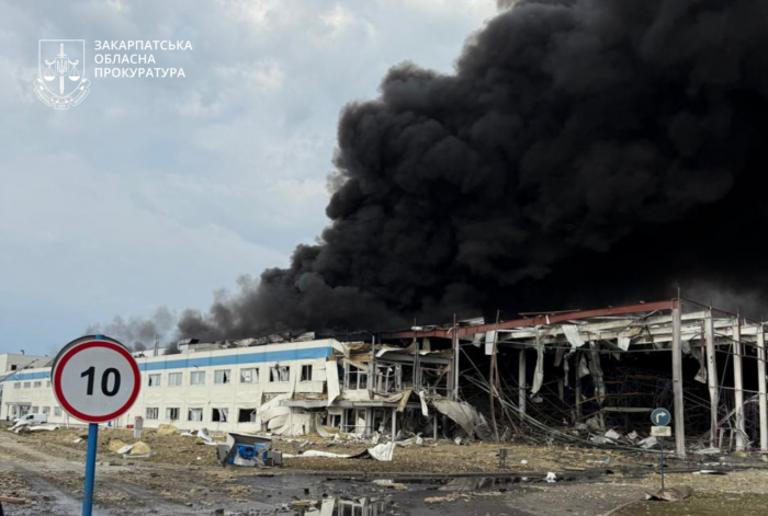 Прокуратура фіксує наслідки ворожого обстрілу у Мукачеві