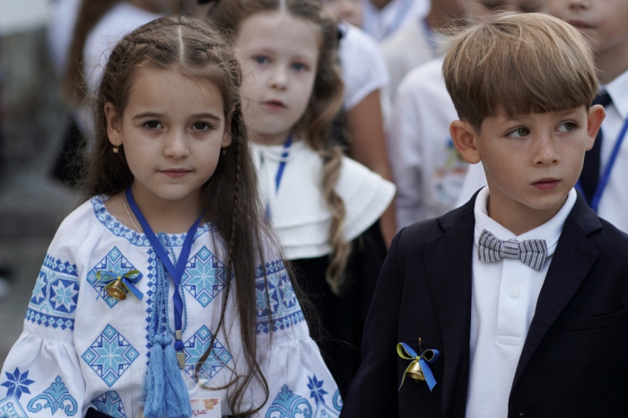 Близько 1,5 тисячі першокласників сіли сьогодні за парти в Ужгороді