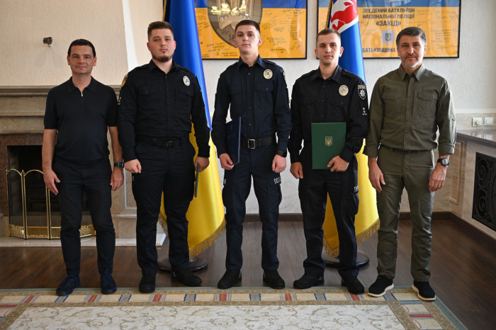 Керівники Закарпаття відзначили правоохоронців, які запобігли теракту в одній зі шкіл Тячівщини

