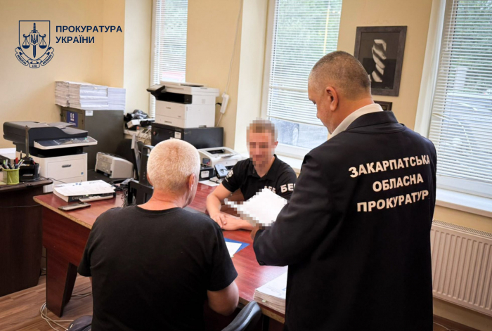 У Хусті депутат налагодив незаконну торгівлю безакцизними електронними сигаретами — прокурор повідомив йому про підозру

