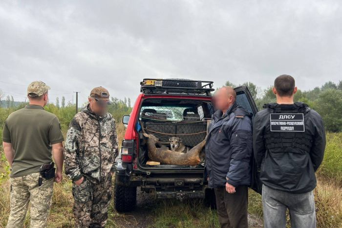 Поблизу кордону зі Словаччиною затримали двох браконьєрів із впольованою твариною

