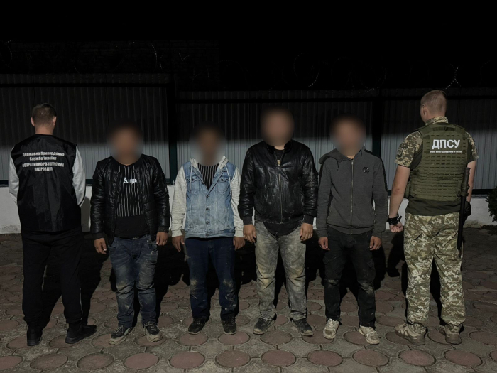 На Закарпатті прикордонники зірвали нічну втечу 10 порушників кордону

