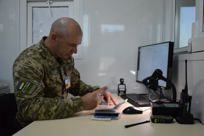 На кордоні з Угорщиною зупинили чоловіка, який намагався виїхати з України за документами з ознаками підробки

