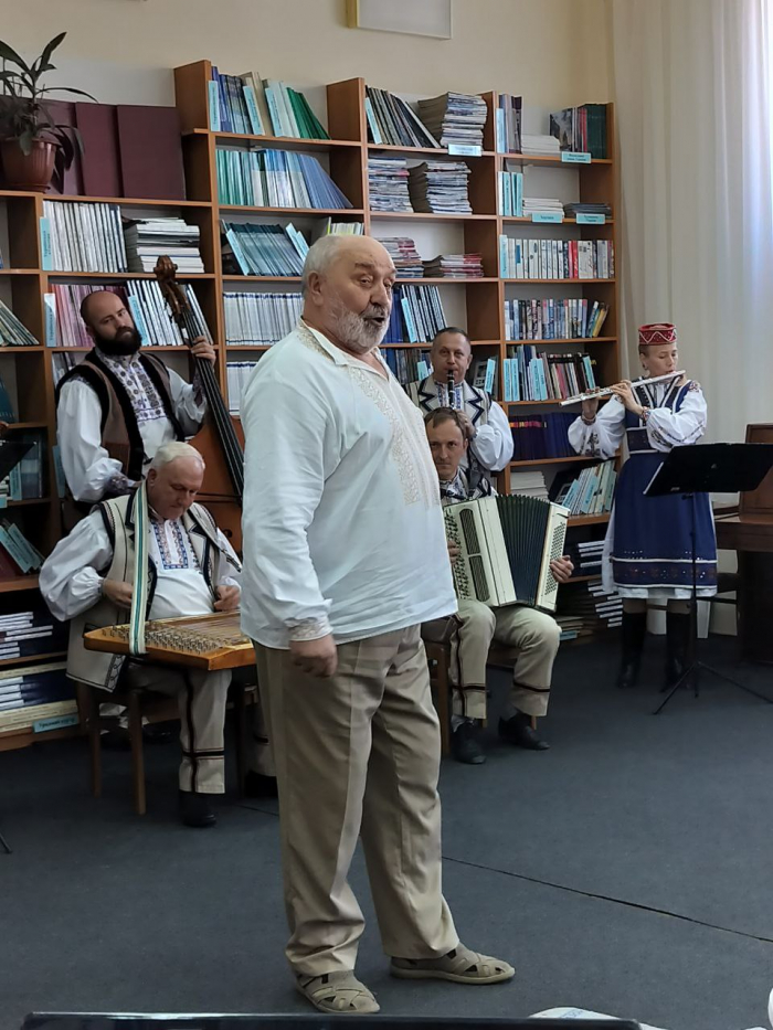 Закарпатський хор згадував історію і радував піснями

