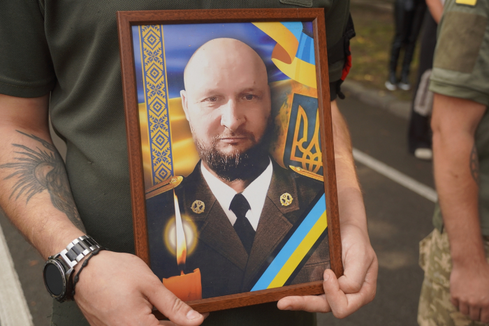 Ужгород сьогодні попрощався із 39-річним захисником, молодшим лейтенантом Артемом Коваленком