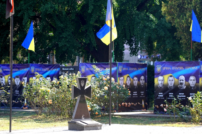 Ужгород пам’ятає: портрети полеглих Захисників тепер біля «Хреста хоробрості»