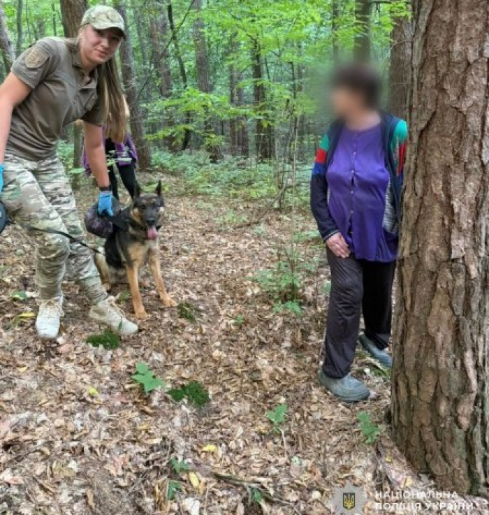Поліцейський службовий собака розшукав у лісі на Іршавщині заблукалу жінку