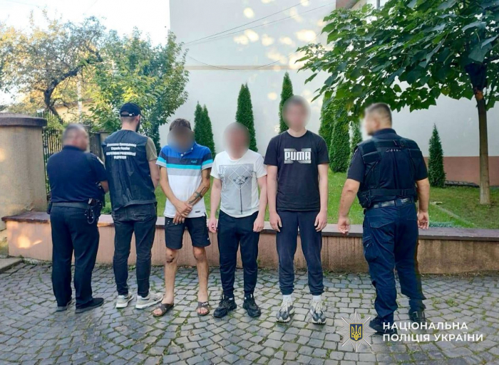 Правоохоронці Хустщини затримали переправника військовозобов’язаних через кордон – фігурант саме супроводжував групу клієнтів

