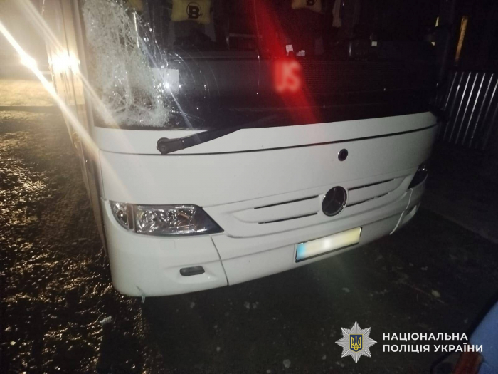 Рахівські поліцейські викрили водія автобуса, який після наїзду на пішохода поїхав з місця ДТП. Йому вже повідомили про підозру