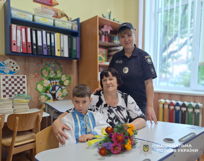 На Закарпатті поліцейська офіцерка громади власноруч вишила для першокласника з Донеччини традиційне вбрання