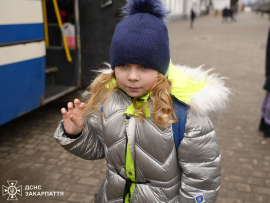 Закарпатські рятувальники зустріли евакуаційний потяг із Дніпропетровщини