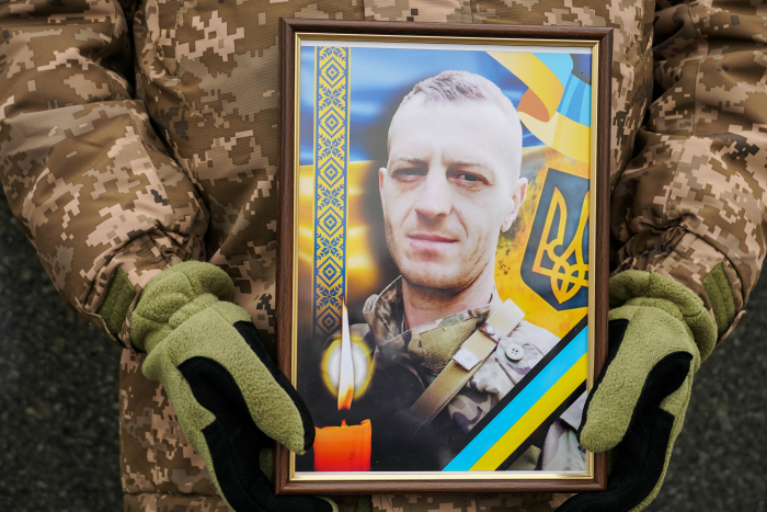 В Ужгороді сьогодні попрощалися із полеглим 37-річним захисником Володимиром Малєвим