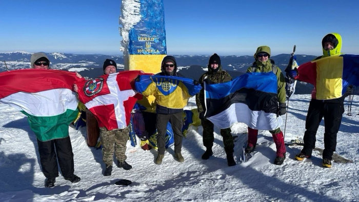 На Закарпатті військові НАТО і Сил оборони України піднялись на Говерлу й відкрили мурал Армії громад України
