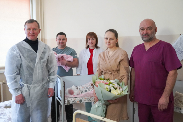 Міський голова Богдан Андріїв привітав батьків двійні, яка першою народилася 1 січня 2026 року в Ужгороді