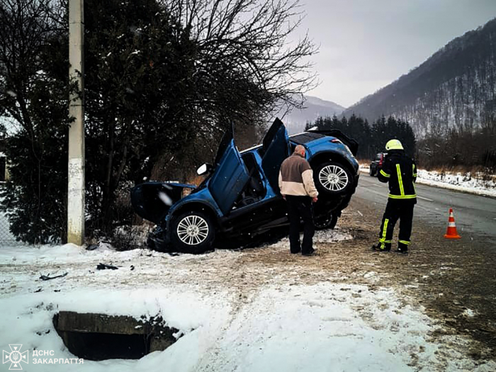 Рятувальники допомогли постраждалим у ДТП на Рахівщині