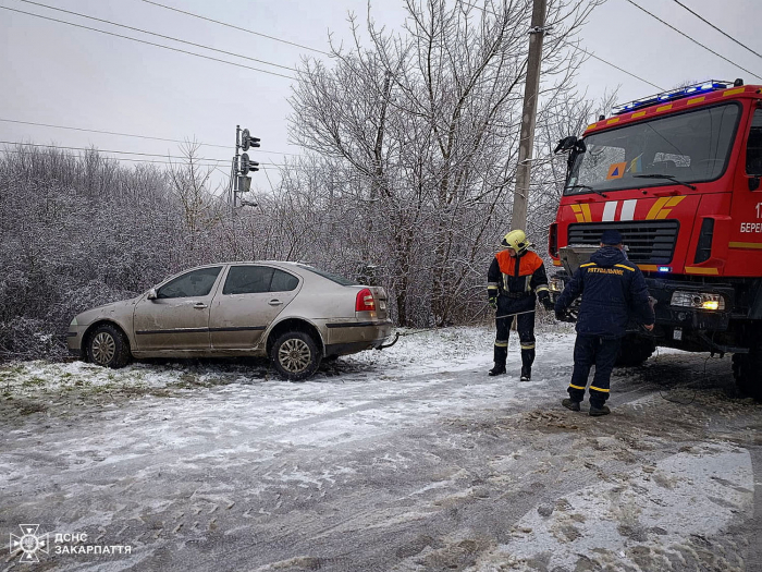 У Берегові рятувальники ліквідували наслідки двох ранкових ДТП