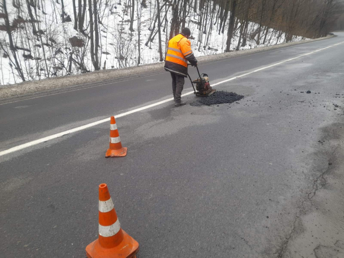 В області ліквідовують ямковість на автошляхах
