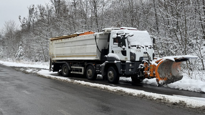 У Закарпатській області працює 21 снігоочисна техніка: який стан доріг
