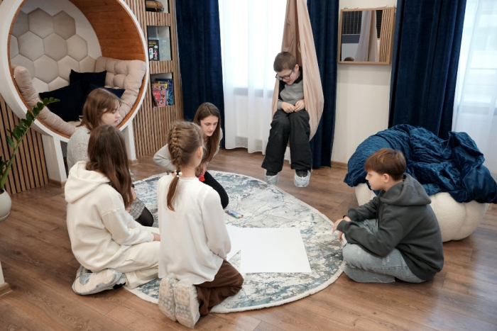 Боксерський тренажер, барабани та бульбашкова «стіна» – в Ужгородському ліцеї №12 відкрили сучасну Кімнату психологічного розвантаження