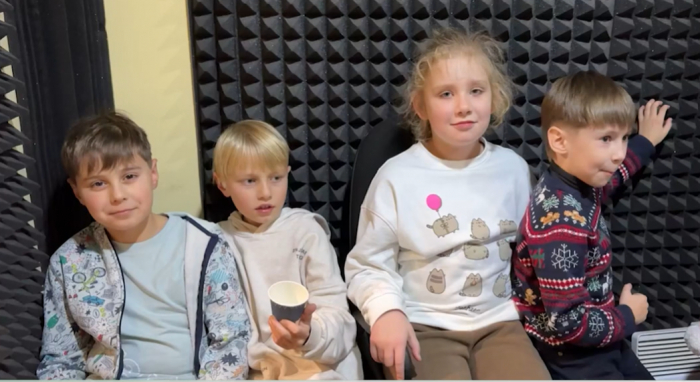 Дитячі голоси вітають ужгородців у міському транспорті
