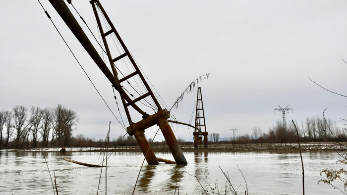 На Закарпатті триває ремонт опори газопроводу, яку підмило через паводок