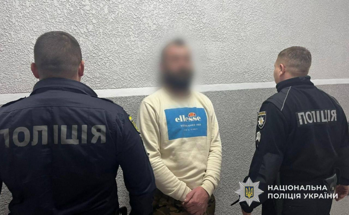 Нелегальний арсенал на продаж: у Хустському районі поліцейські затримали підозрюваного у торгівлі бойовою зброєю 

