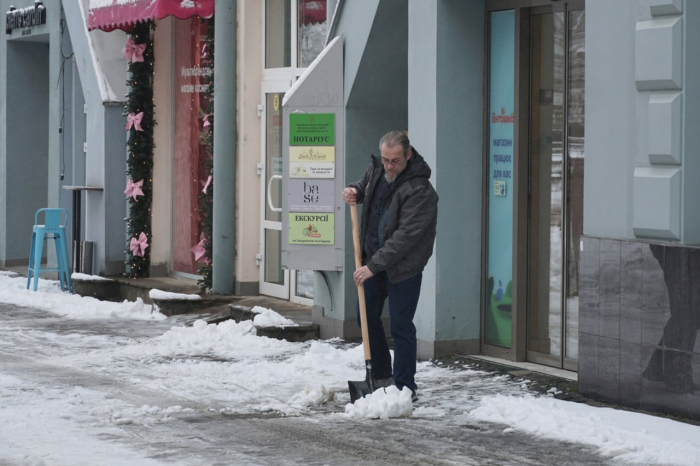 Ужгородська міська рада нагадує підприємцям про обов’язок очищення прилеглих територій від снігу