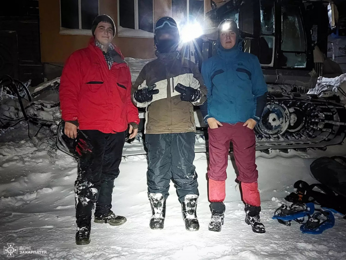 Гірські рятувальники на Рахівщині врятували сноубордиста, який заблукав у горах