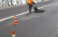 В області ліквідовують ямковість на автошляхах
