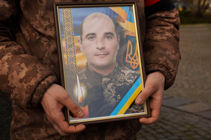 Після 18 місяців у статусі зниклого безвісти в Ужгороді сьогодні попрощалися із 41-річним солдатом Олександром Шугаром