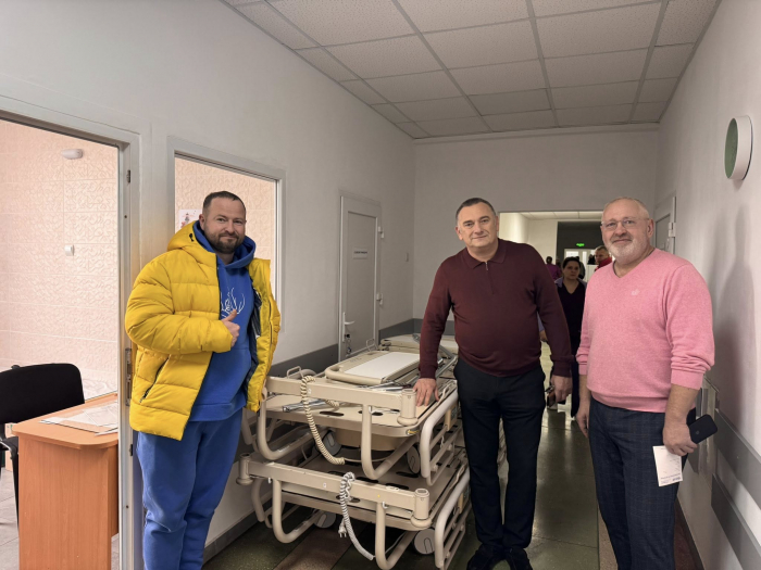 Допомога, що рятує та лікує: Ужгородська лікарня отримала 26 багатофункціональних ліжок