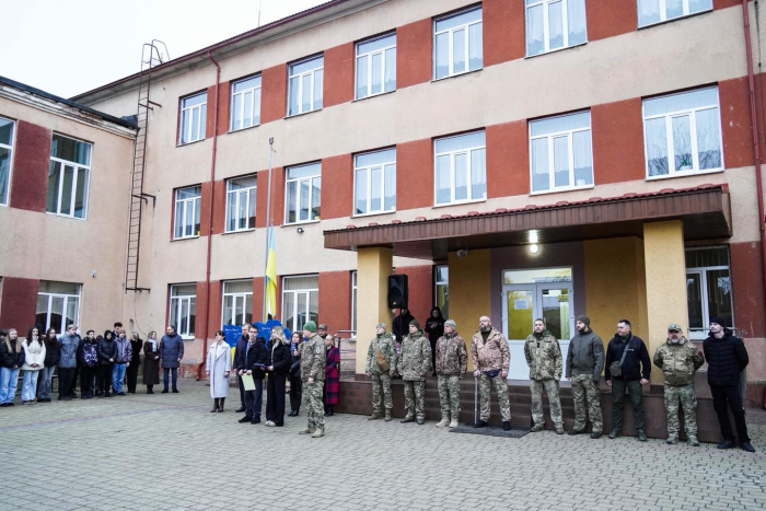 Прапор Надії – символ пам’яті про українських військових, які перебувають у полоні або вважаються зниклими безвісти – підняли в Ужгороді