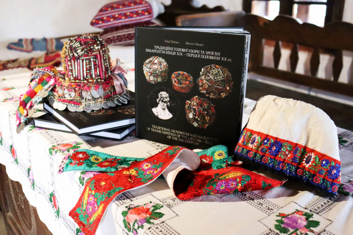 «Традиційні головні убори та зачіски Закарпаття кінця ХІХ – першої половини ХХ століття»: книжка
