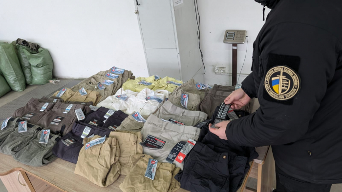 Майже на 2 млн грн: на українсько-словацькому кордоні зупинили контрабанду фірмового одягу