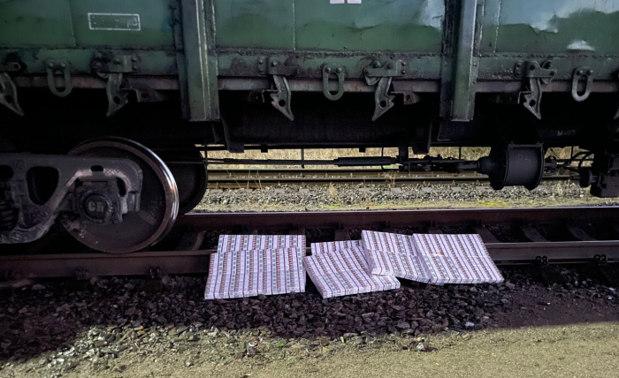 Закарпатські митники та прикордонники розкопали у вантажному вагоні контрафактні сигарети

