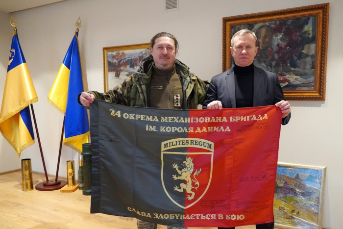Прапор 24-ї окремої механізованої бригади імені короля Данила передали громаді Ужгорода як знак вдячності за підтримку військових