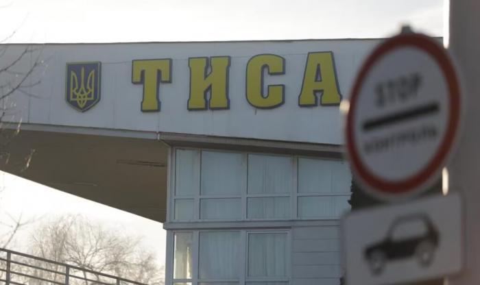 На кордоні з Угорщиною прикордонники зупинили двох чоловіків із підробленими документами