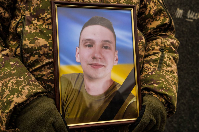 В Ужгороді сьогодні попрощалися із загиблим 27-річним захисником – сержантом Нацгвардії Василем Фрінцком