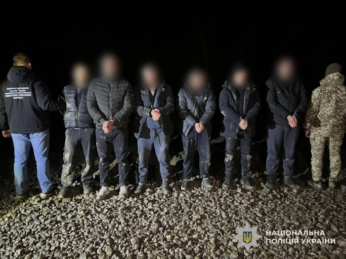 На Берегівщині поліція затримала іноземця, підозрюваного у переправленні п’ятьох чоловіків через державний кордон України