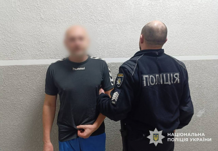 У Мукачеві поліція затримала чоловіка, який через побутовий конфлікт поранив знайомого ножем у груди