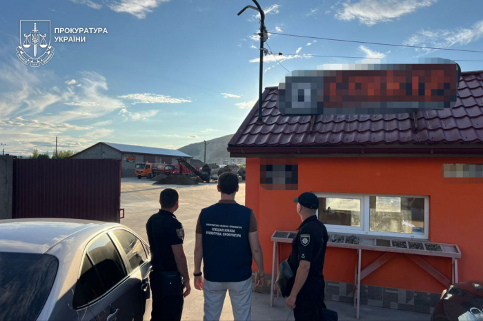 «Бізнес» на незаконному видобутку гравію біля дамби у Виноградові: прокуратура скерувала обвинувальний акт до суду