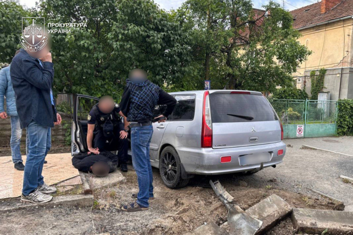 В Ужгороді засуджено чоловіка, який під наркотиками викрав авто та травмував власника 